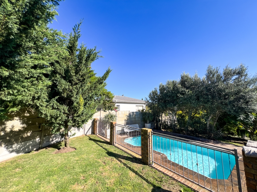 4 Bedroom Property for Sale in Middedorp Western Cape